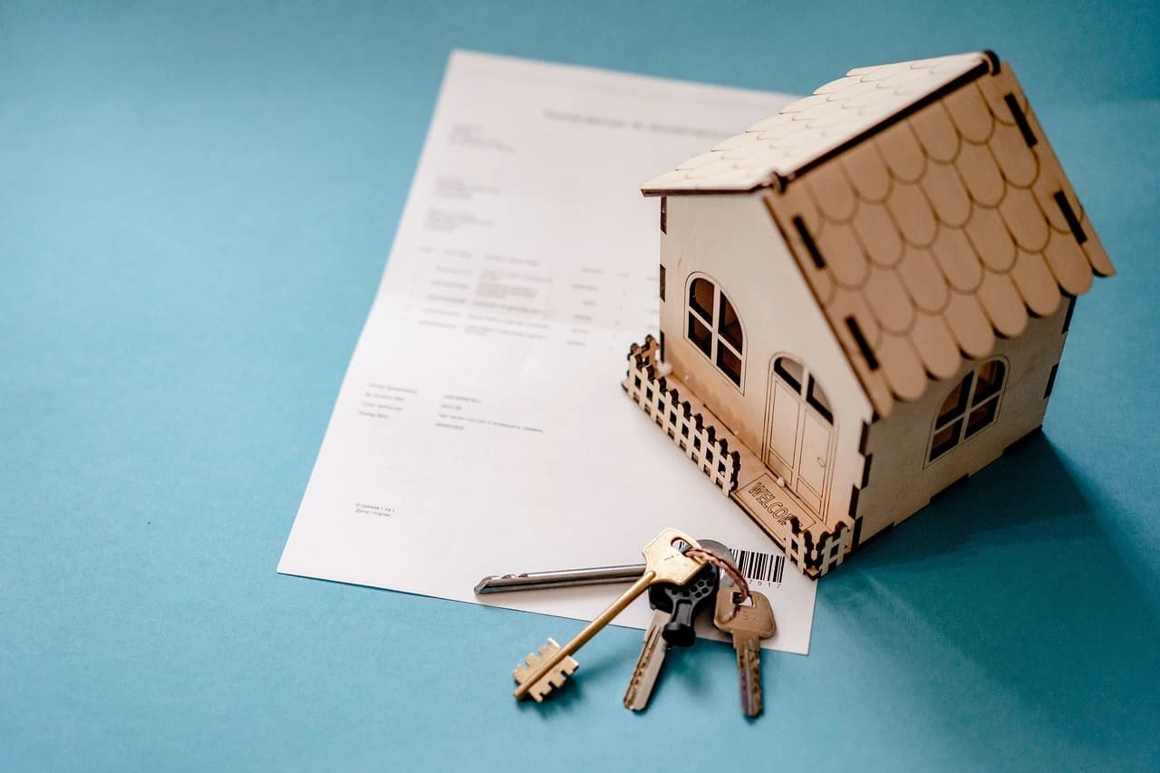 Negociación inmobiliaria entre propietario y agente en Alcalá de Henares