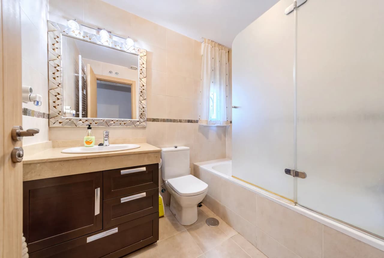 Baño con bañera, mueble bajo lavabo y espejo