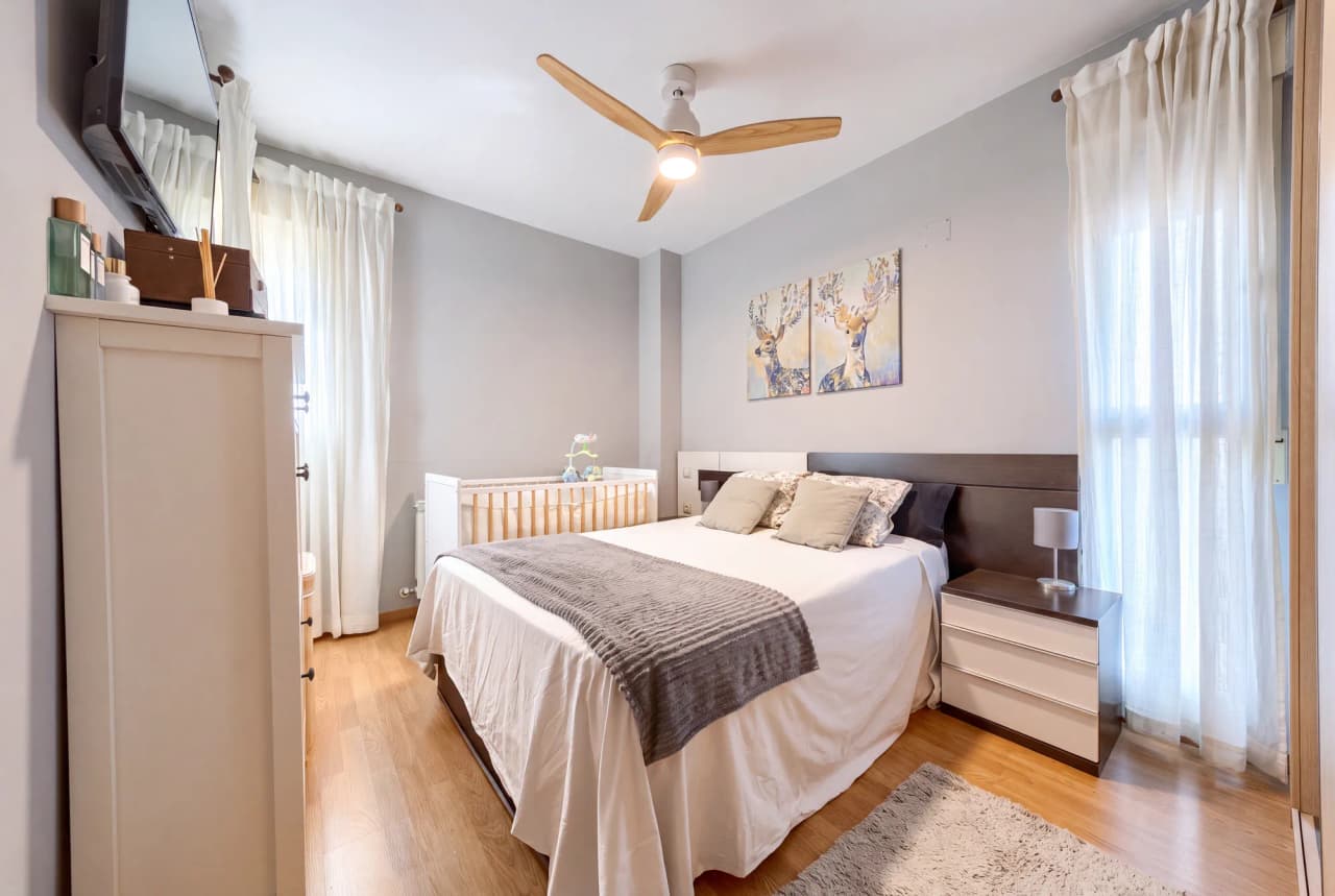 Dormitorio principal desde la entrada, con cómoda y mesillas