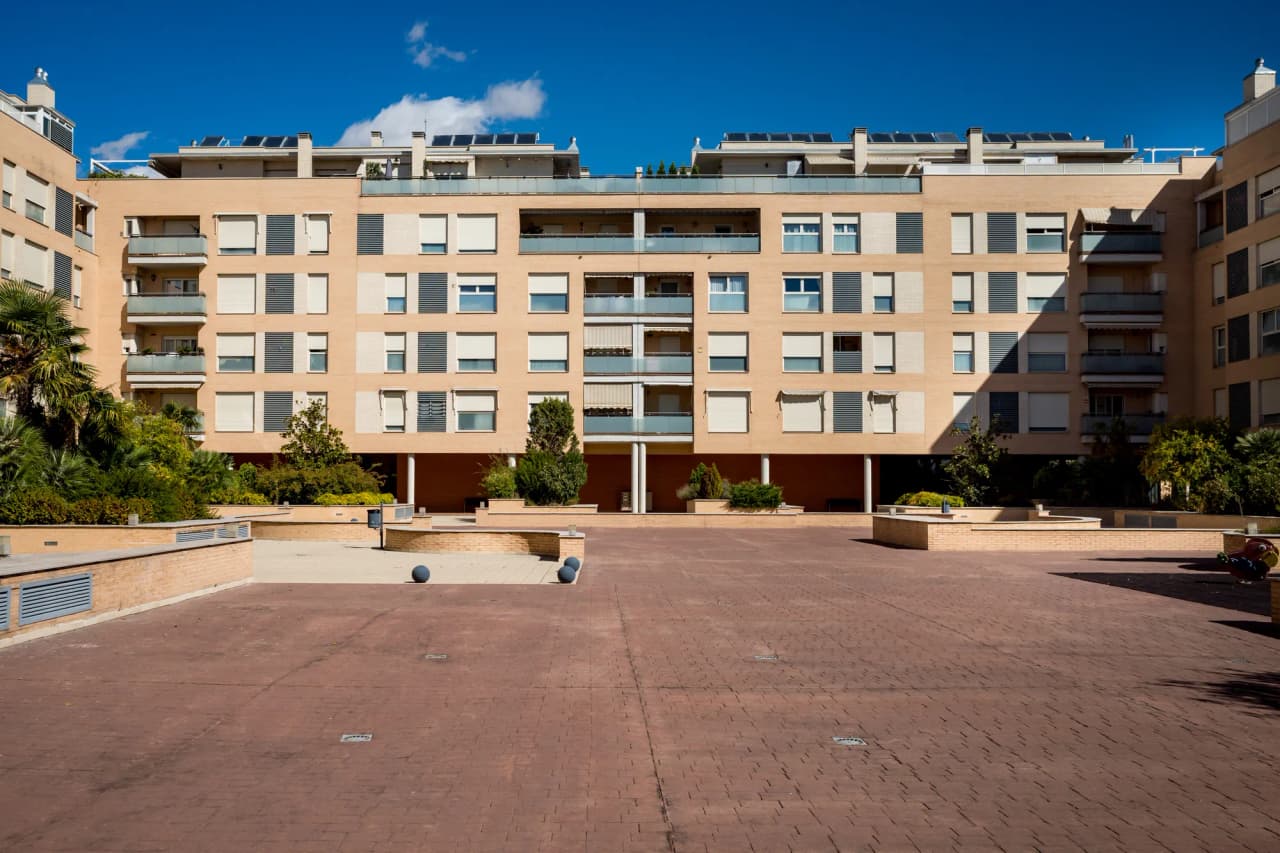 Fachada del edificio desde la plaza interior de la urbanización