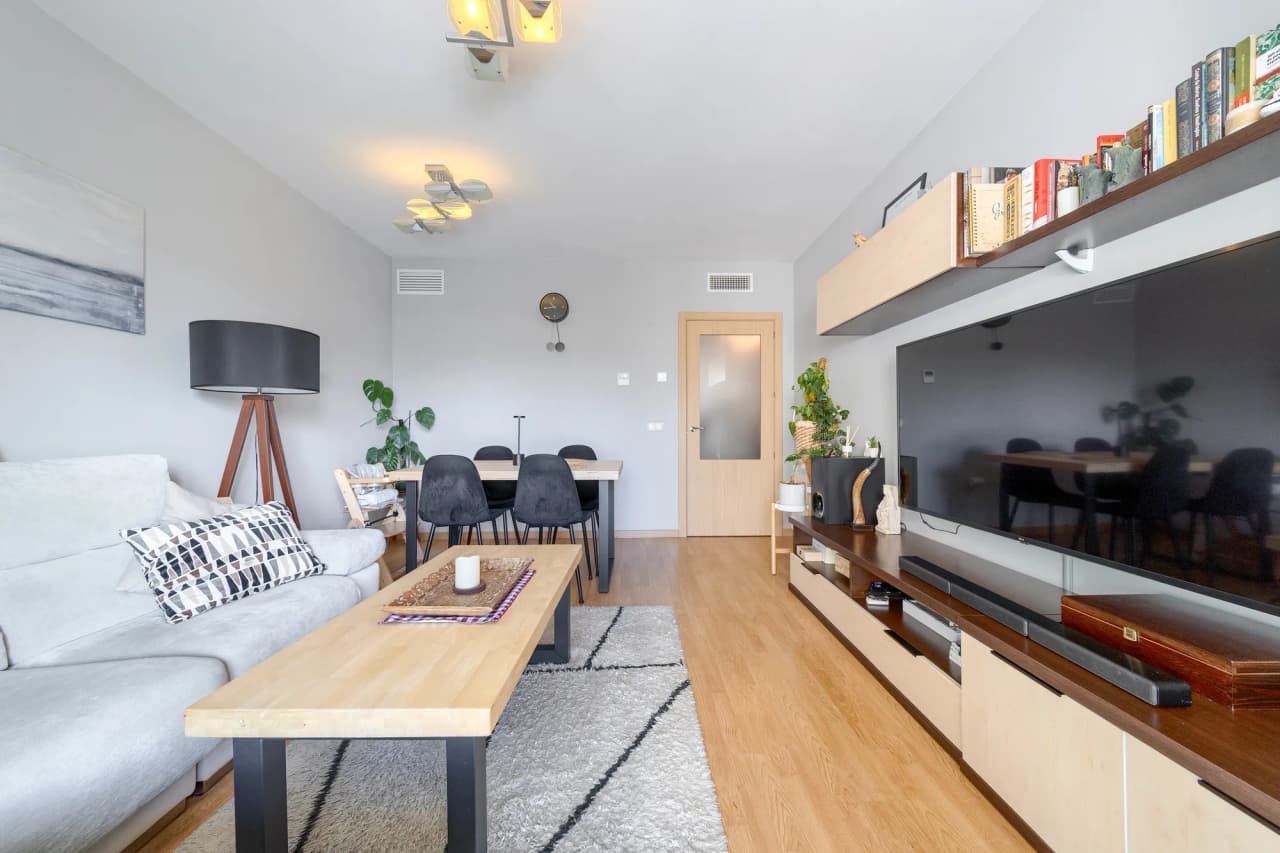 Salón visto desde la terraza, con el mueble de televisión y la estantería