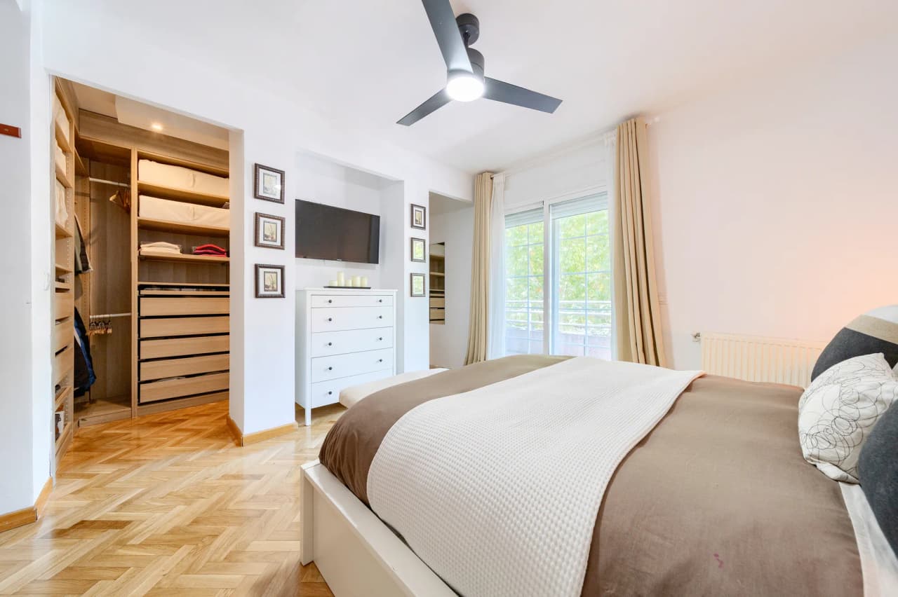 Dormitorio principal con el vestidor de paso abierto