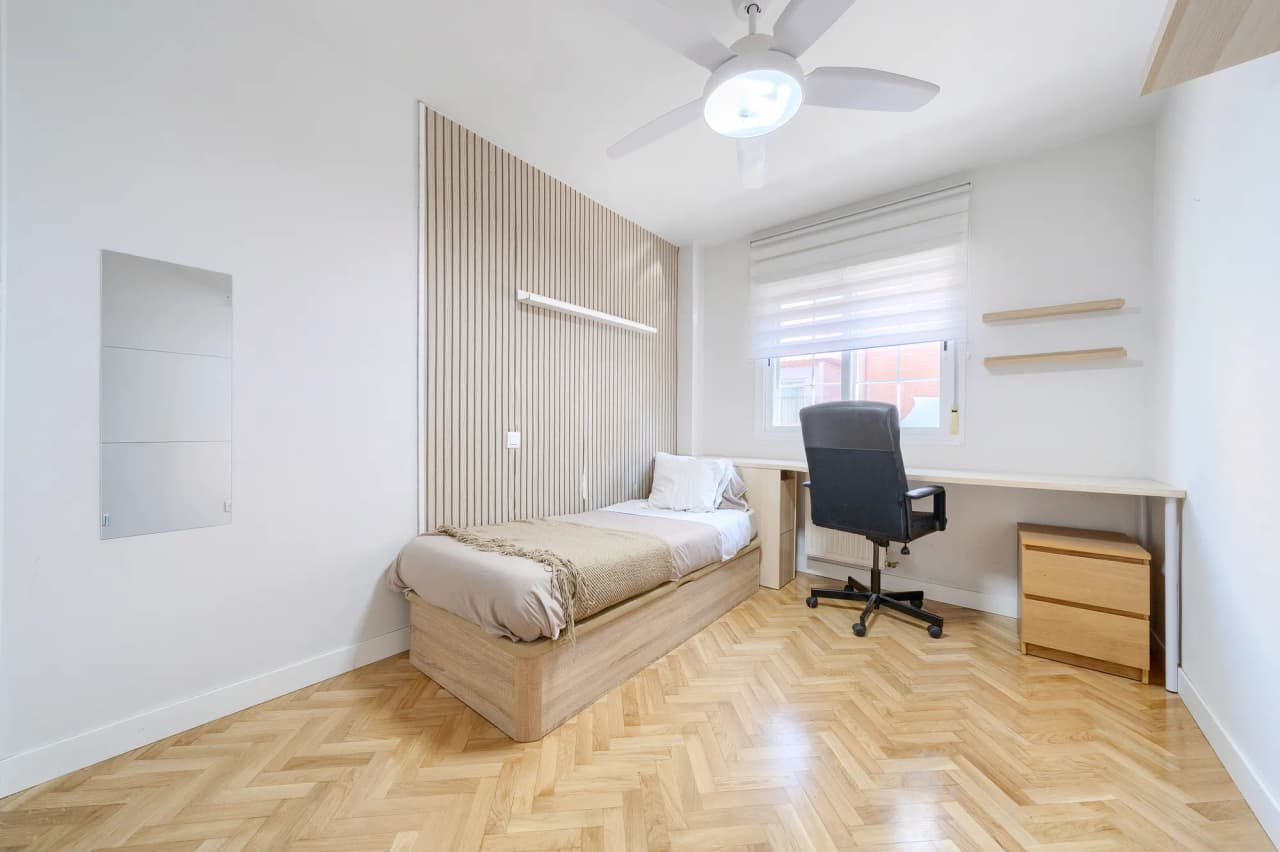 Tercer dormitorio con cama y escritorio corrido bajo la ventana