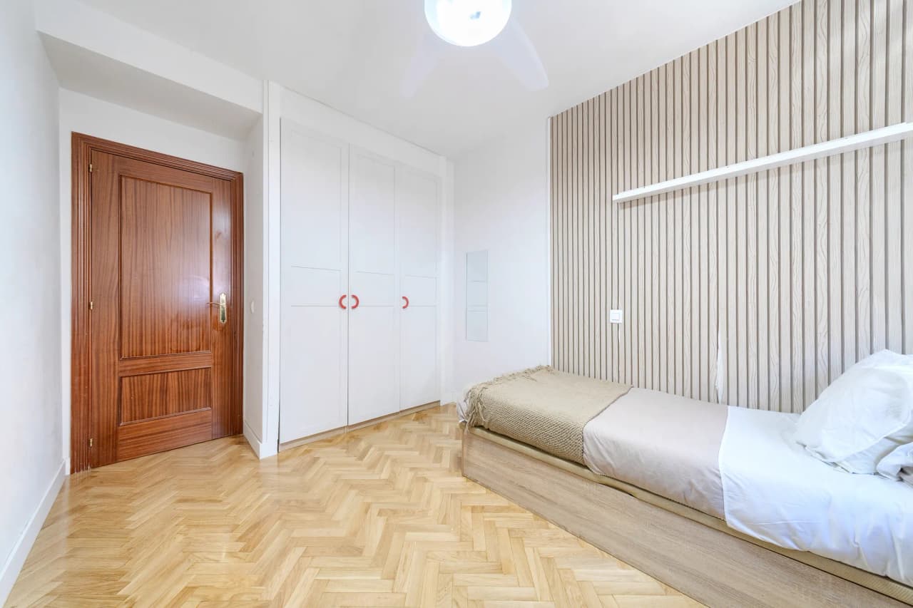 Tercer dormitorio con armario empotrado de tres puertas