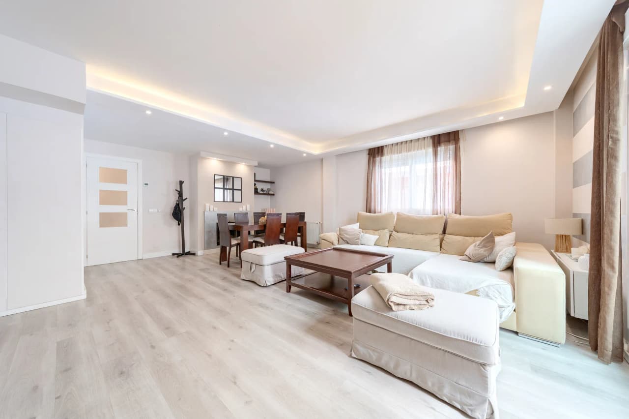 Salón comedor de punta a punta, con la zona de comedor al fondo