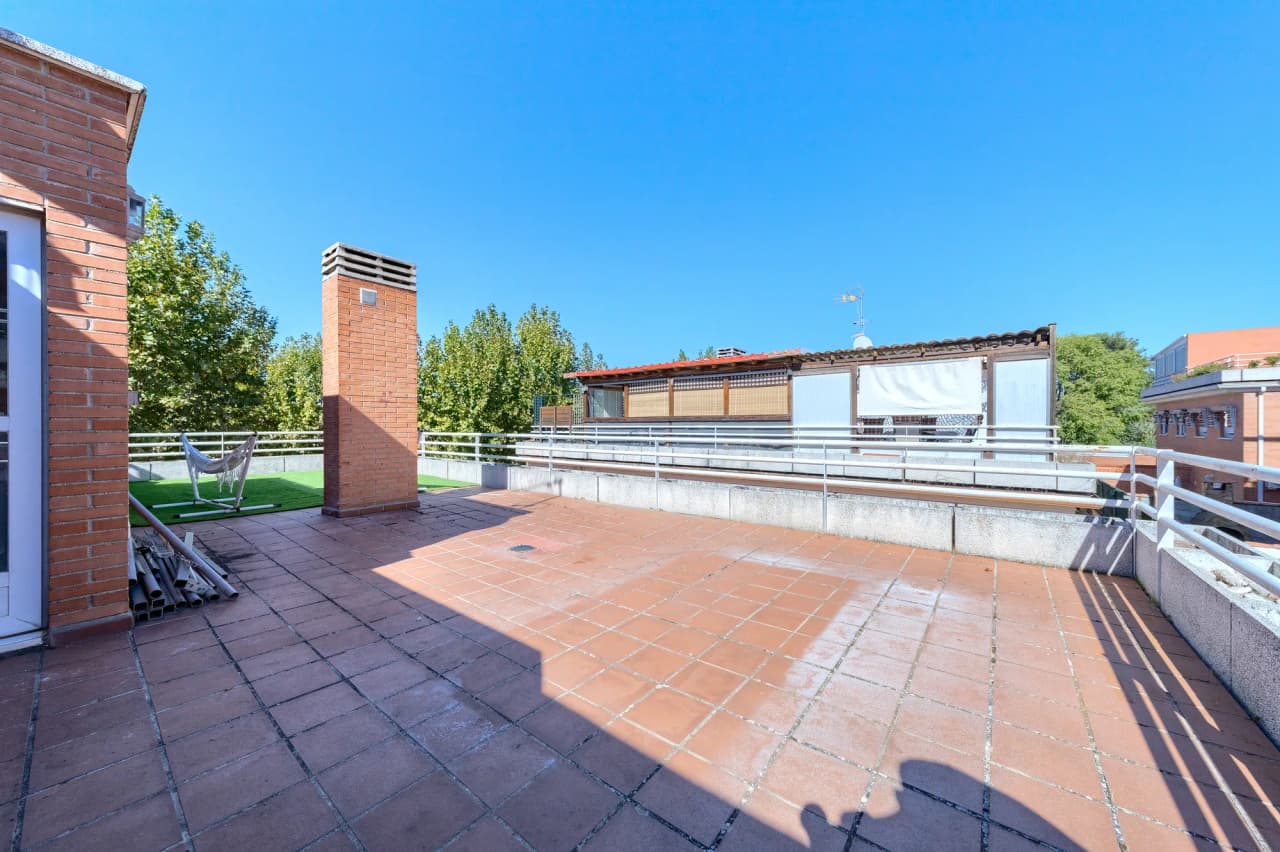 Terraza privada de la cubierta, al aire libre y rodeada de arbolado