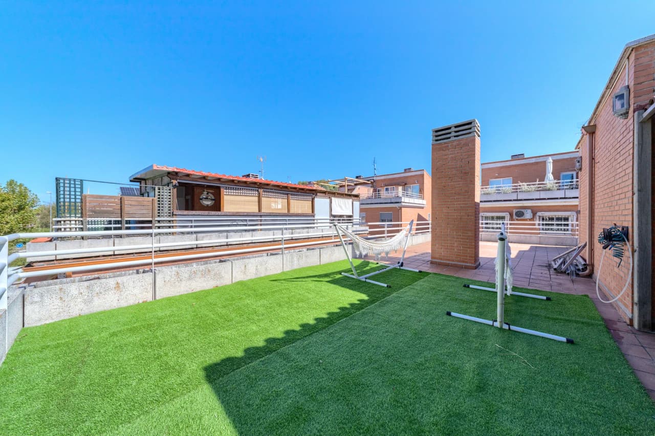 Terraza de la cubierta con zona de césped artificial